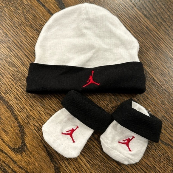 Nike Jordan Infant Baby Hat and Booties Set 0-6 Months - Picture 1 of 3